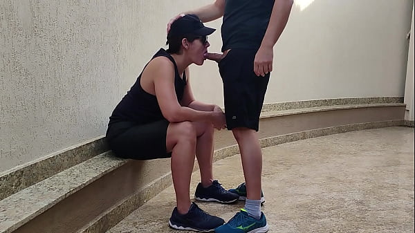 Sapatão machuda sendo fodida por amigo após perder uma aposta