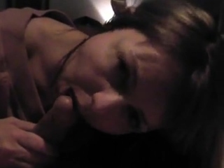 Amatr Svensk Tjej ger avsugning