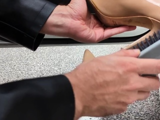 Racconti Femdom – Women’S Shoeshine In The Mall Park –